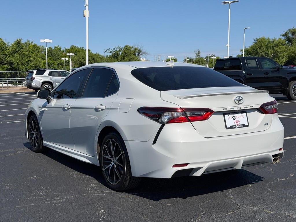 Toyota Camry Vehicle Full-screen Gallery Image 06