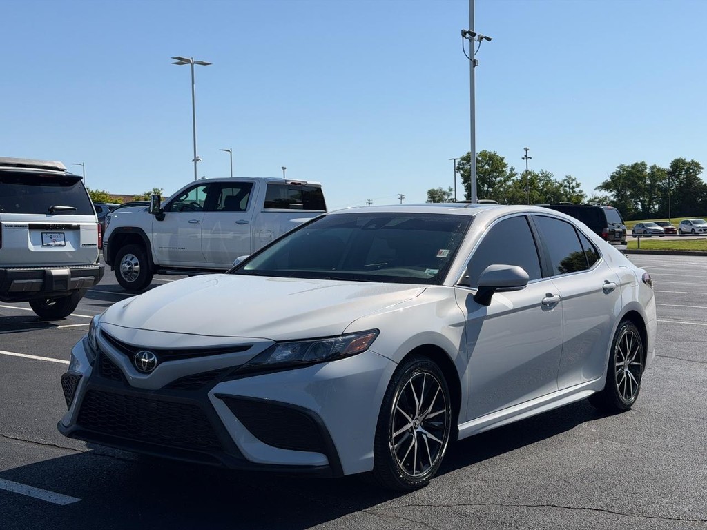 Toyota Camry Vehicle Full-screen Gallery Image 08