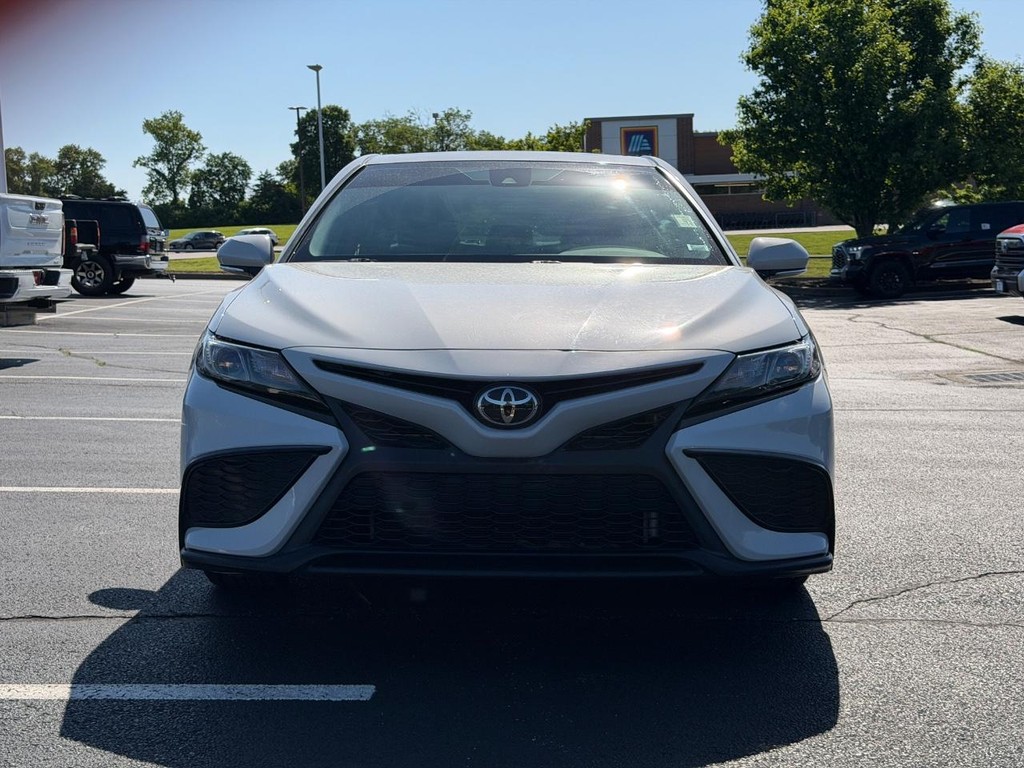 Toyota Camry Vehicle Full-screen Gallery Image 09