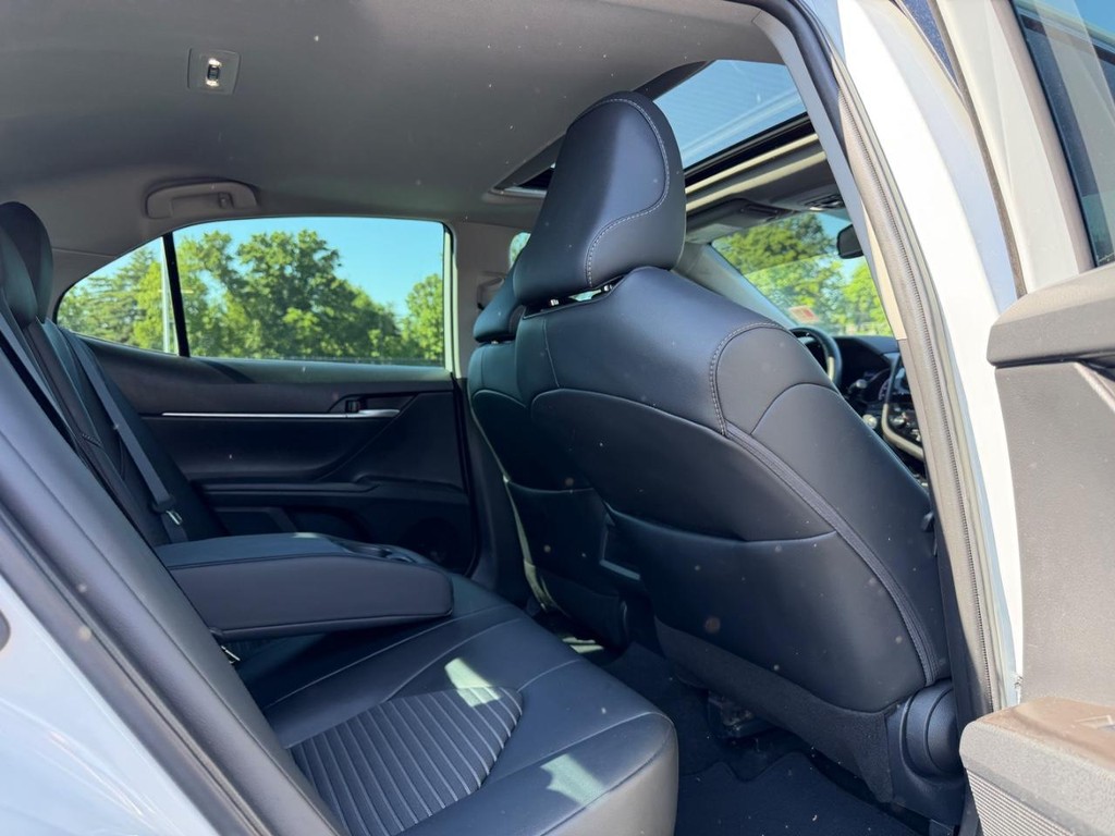 Toyota Camry Vehicle Full-screen Gallery Image 10