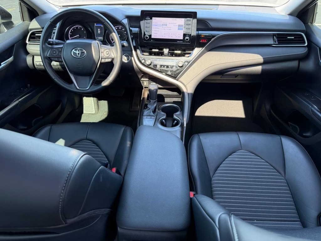 Toyota Camry Vehicle Full-screen Gallery Image 11