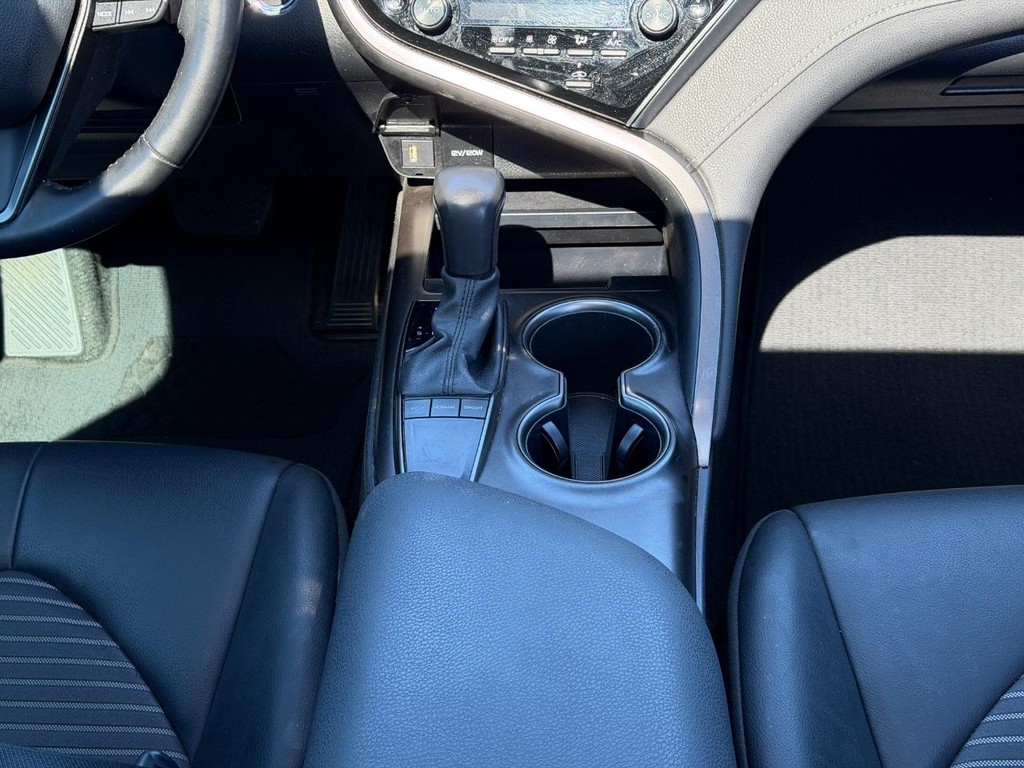 Toyota Camry Vehicle Full-screen Gallery Image 14