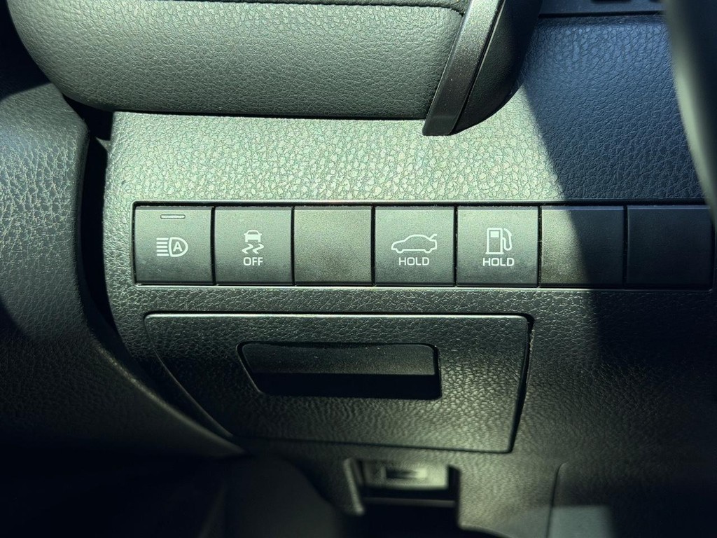 Toyota Camry Vehicle Full-screen Gallery Image 16