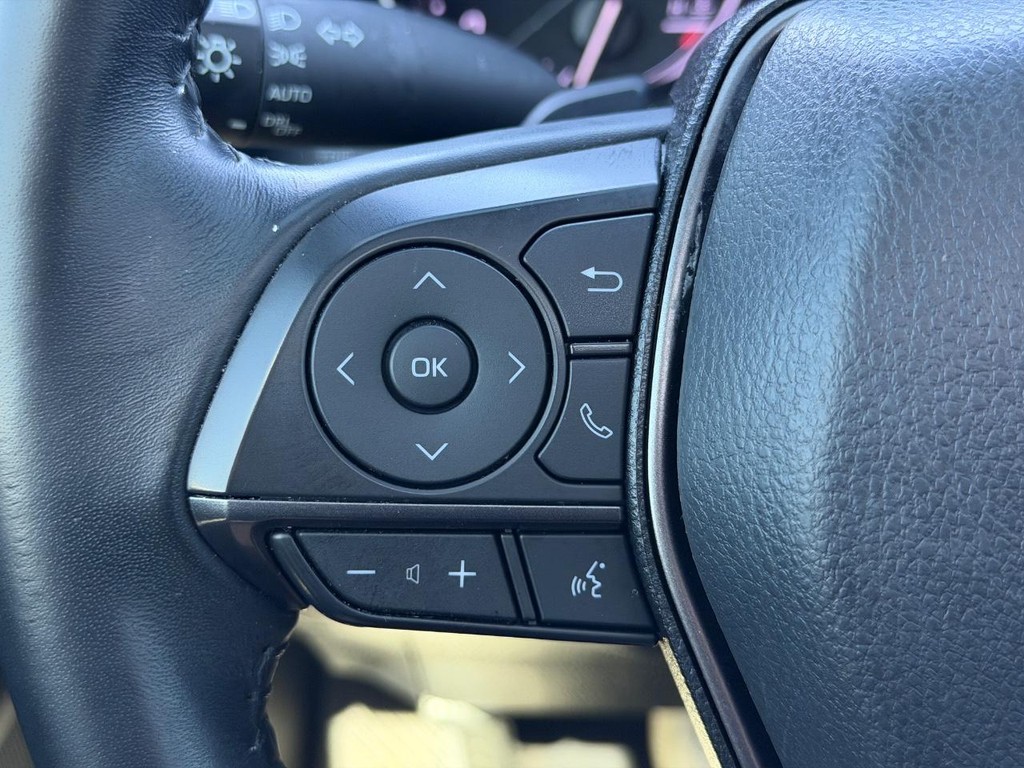 Toyota Camry Vehicle Full-screen Gallery Image 17
