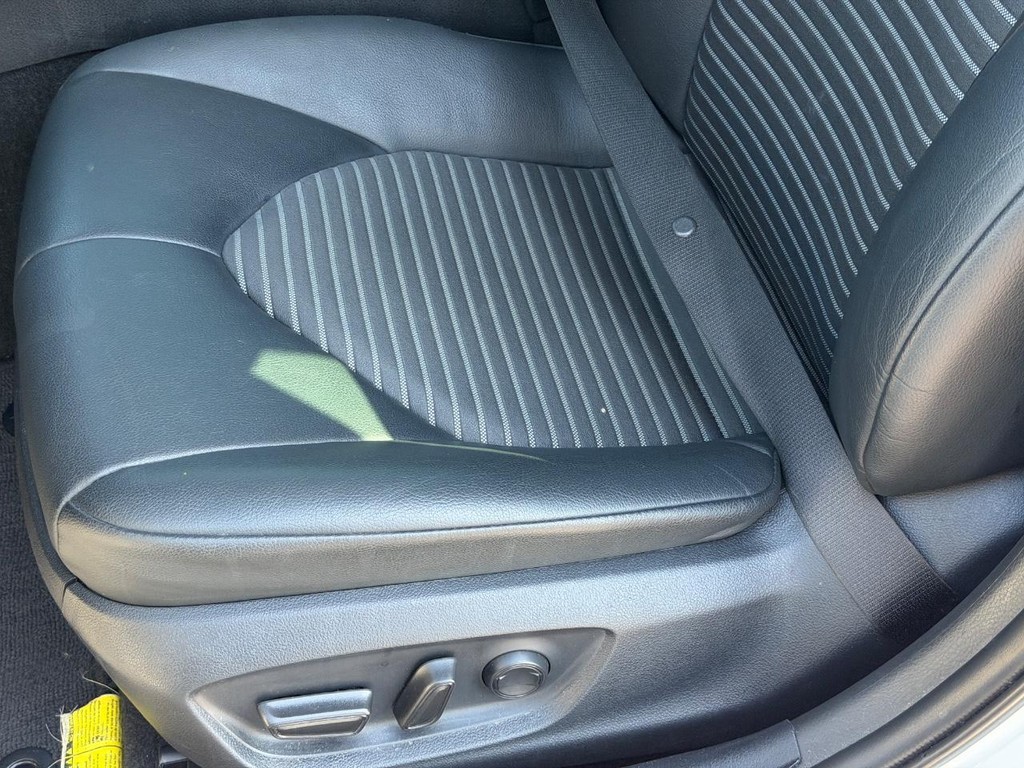 Toyota Camry Vehicle Full-screen Gallery Image 21