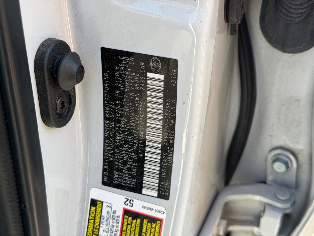 Toyota Camry Vehicle Full-screen Gallery Image 22