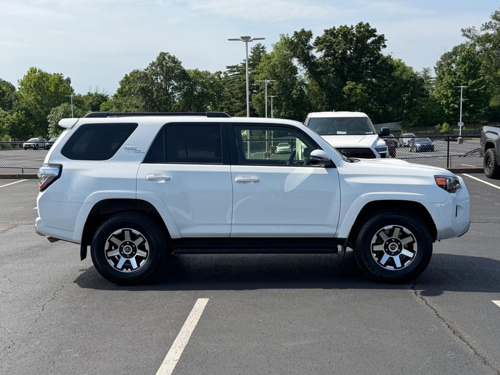 Toyota 4Runner Vehicle Full-screen Gallery Image 02