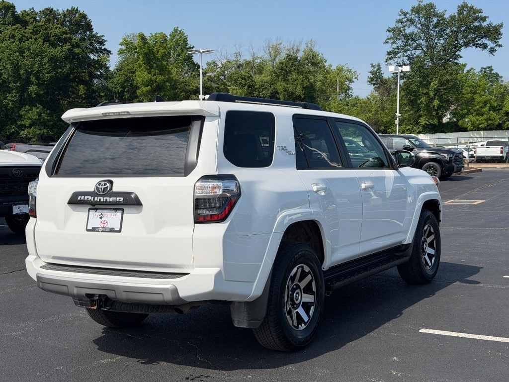 Toyota 4Runner Vehicle Full-screen Gallery Image 03