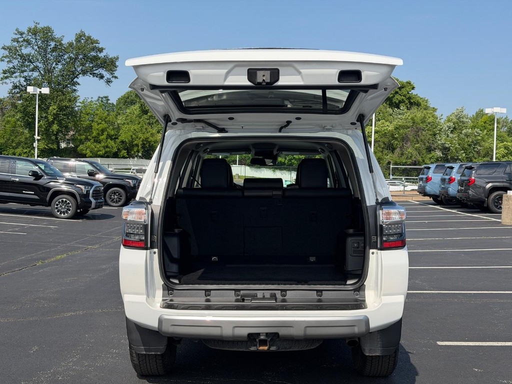 Toyota 4Runner Vehicle Full-screen Gallery Image 04