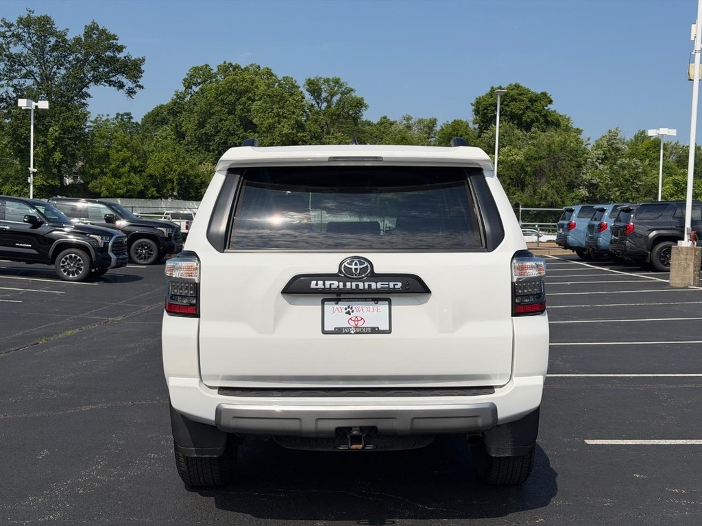 Toyota 4Runner Vehicle Full-screen Gallery Image 05