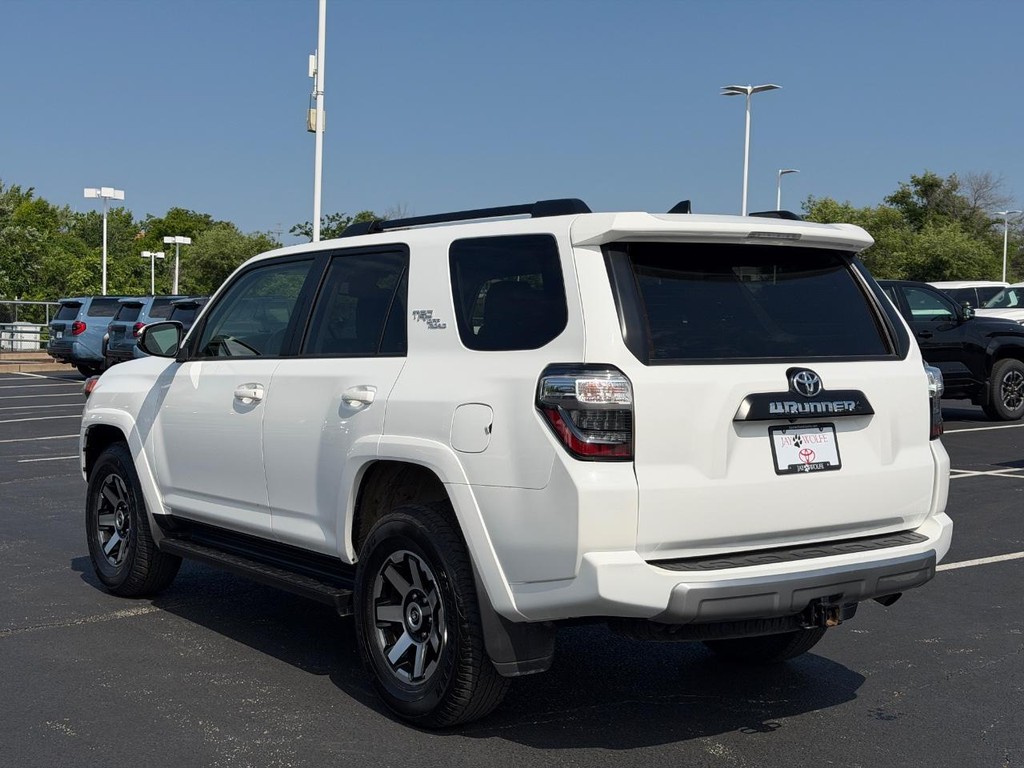 Toyota 4Runner Vehicle Full-screen Gallery Image 06