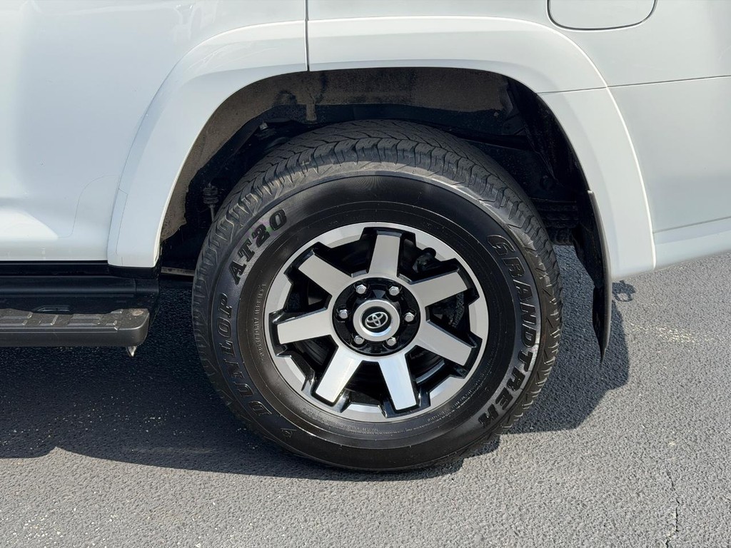 Toyota 4Runner Vehicle Full-screen Gallery Image 07