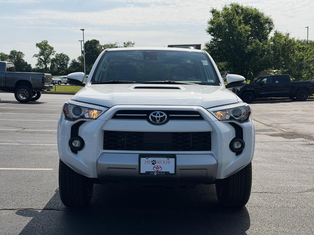 Toyota 4Runner Vehicle Full-screen Gallery Image 09