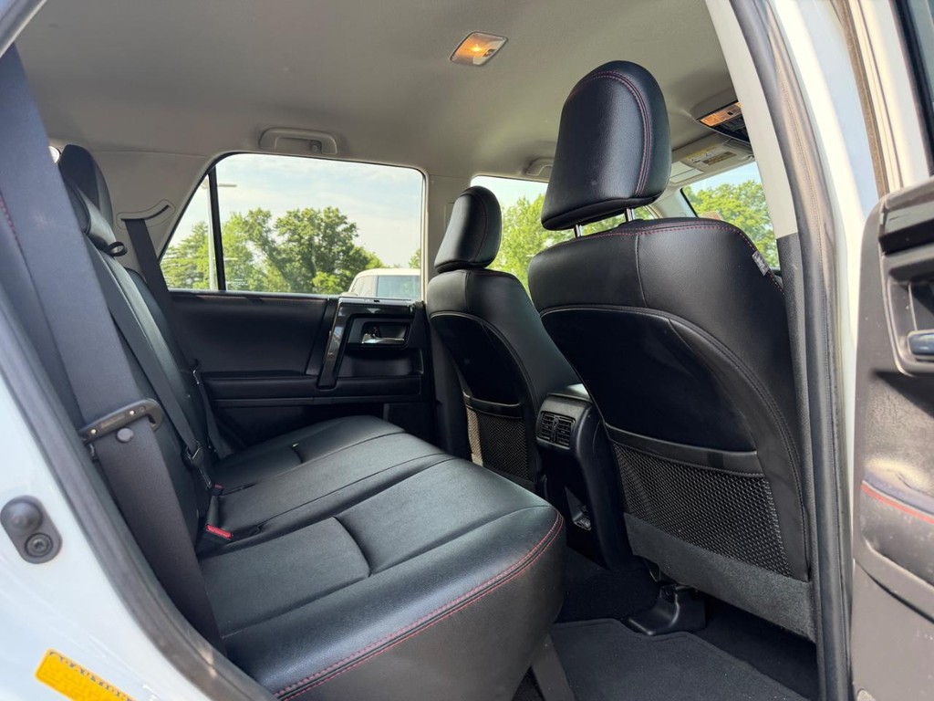 Toyota 4Runner Vehicle Full-screen Gallery Image 10