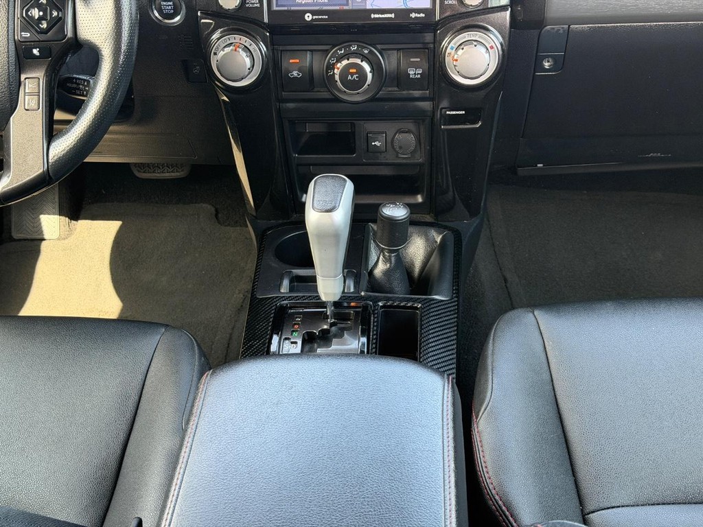 Toyota 4Runner Vehicle Full-screen Gallery Image 14