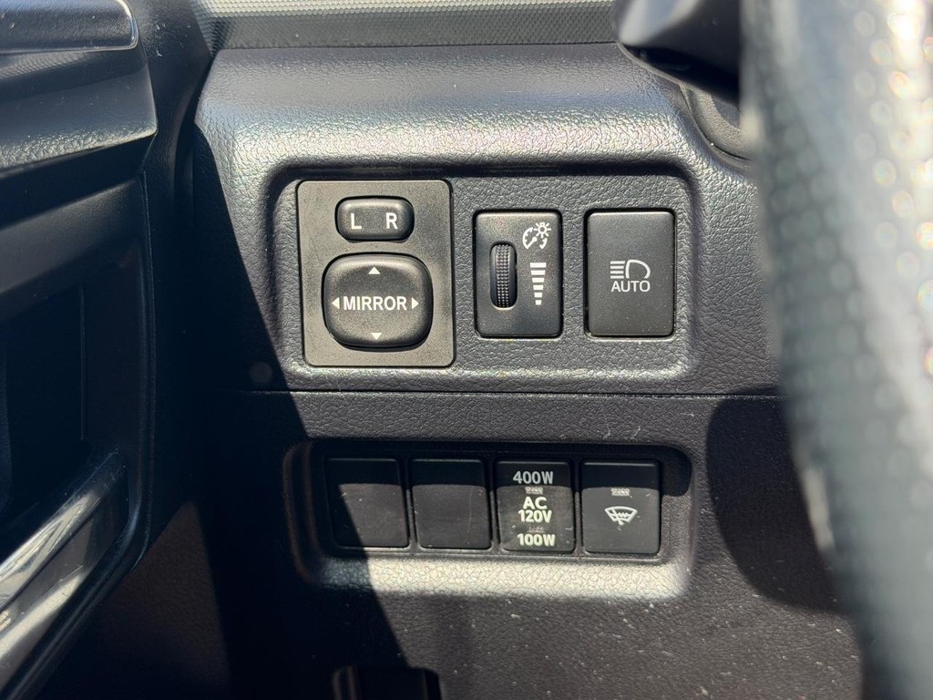 Toyota 4Runner Vehicle Full-screen Gallery Image 16