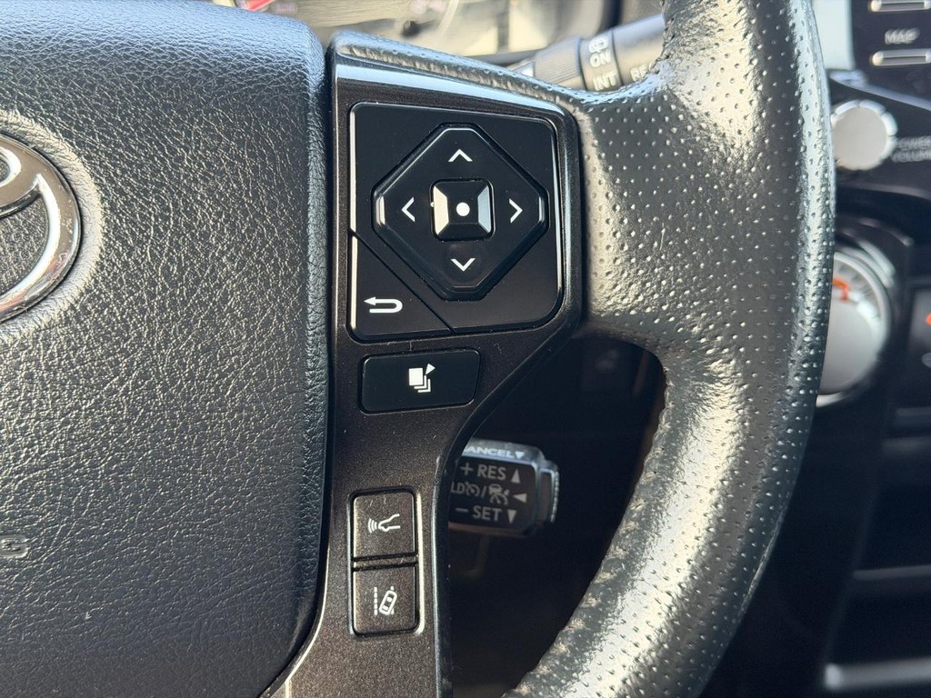 Toyota 4Runner Vehicle Full-screen Gallery Image 18