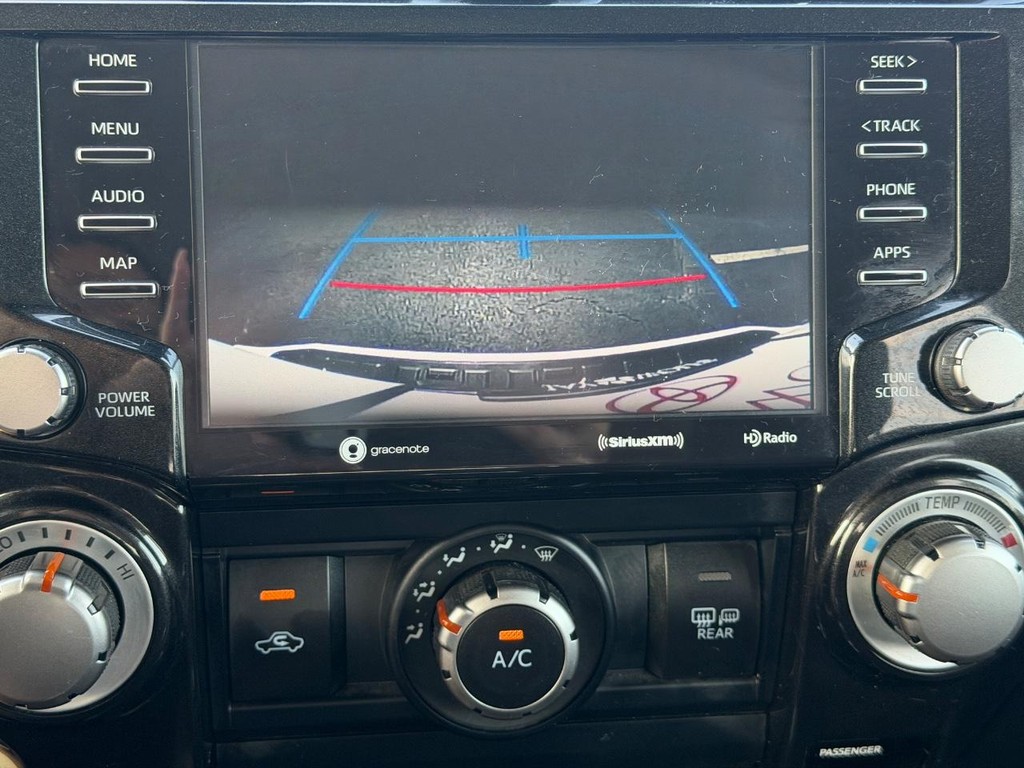 Toyota 4Runner Vehicle Full-screen Gallery Image 21