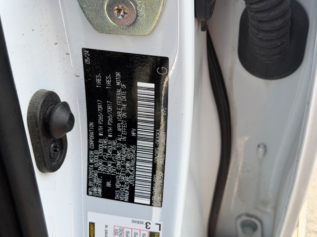 Toyota 4Runner Vehicle Full-screen Gallery Image 24