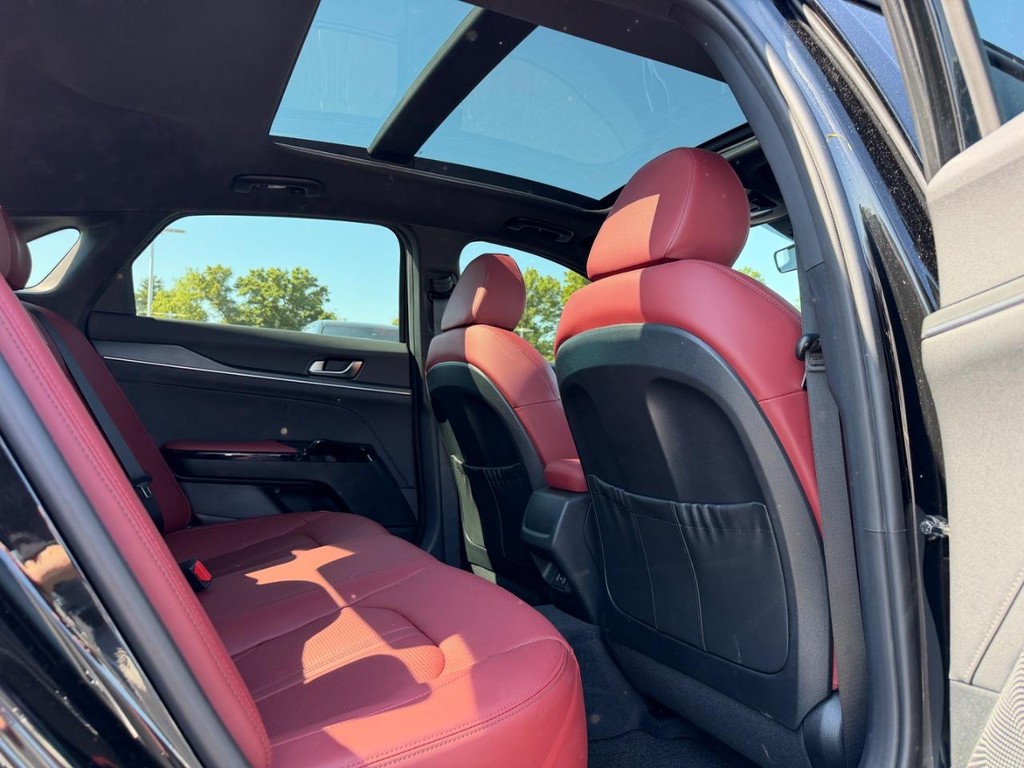 Kia K5 Vehicle Full-screen Gallery Image 10