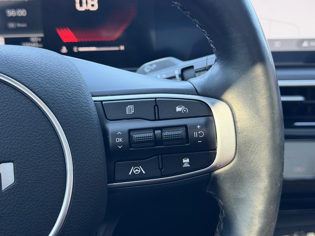 Kia K5 Vehicle Full-screen Gallery Image 17