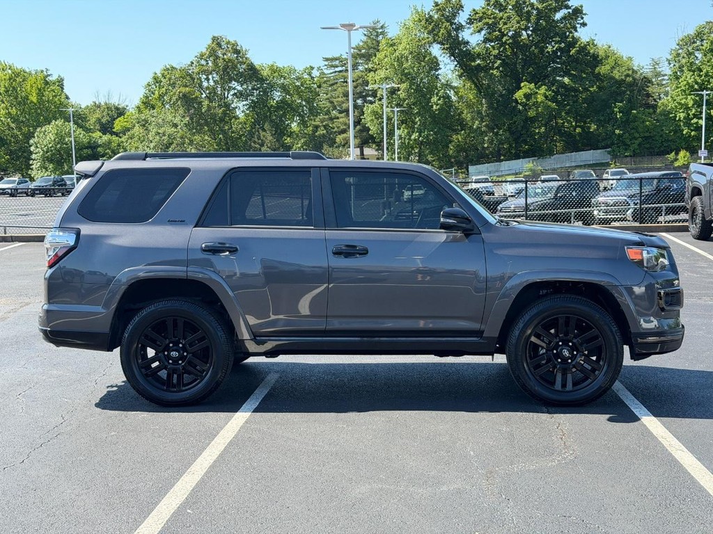 Toyota 4Runner Vehicle Full-screen Gallery Image 02