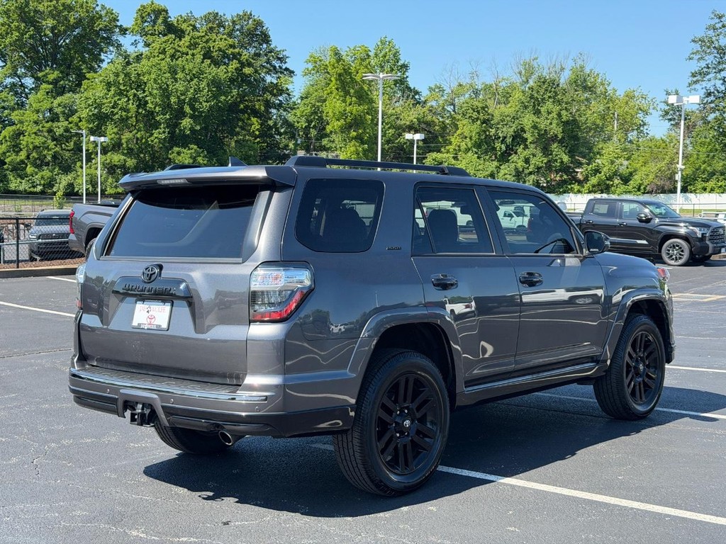 Toyota 4Runner Vehicle Full-screen Gallery Image 03