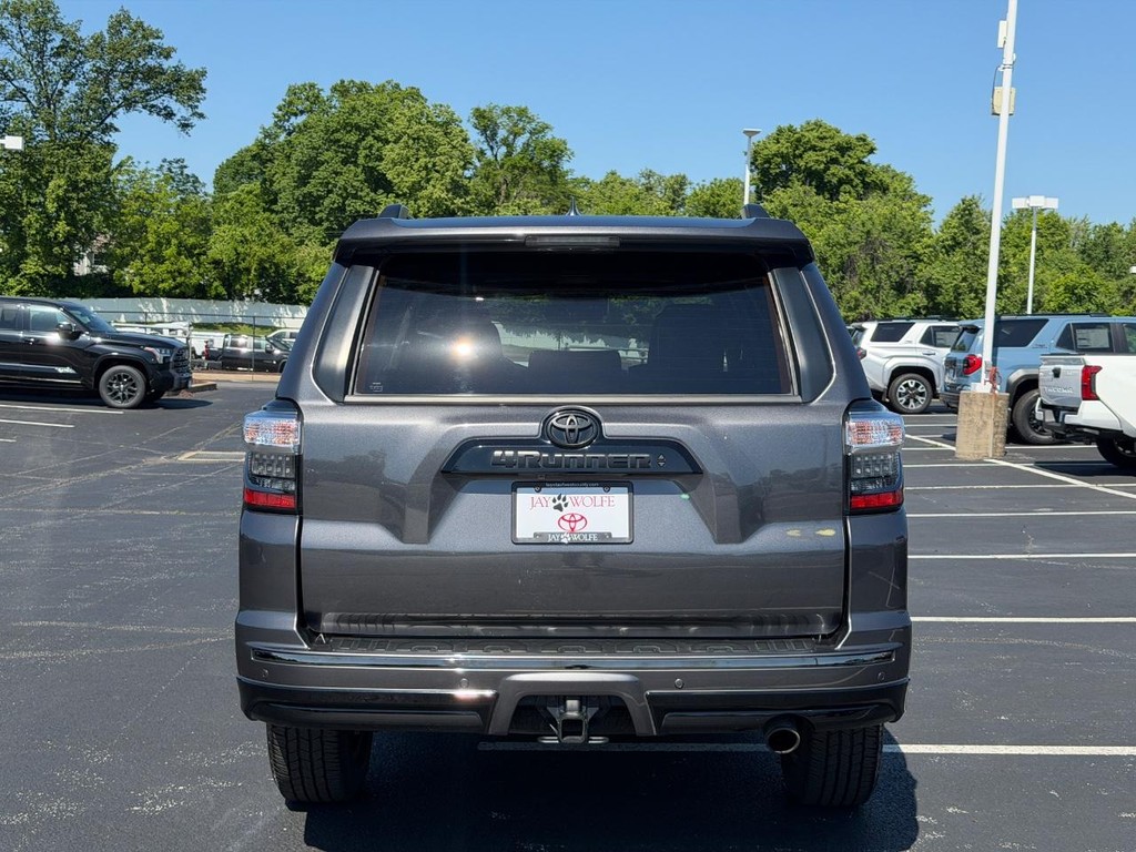 Toyota 4Runner Vehicle Full-screen Gallery Image 05