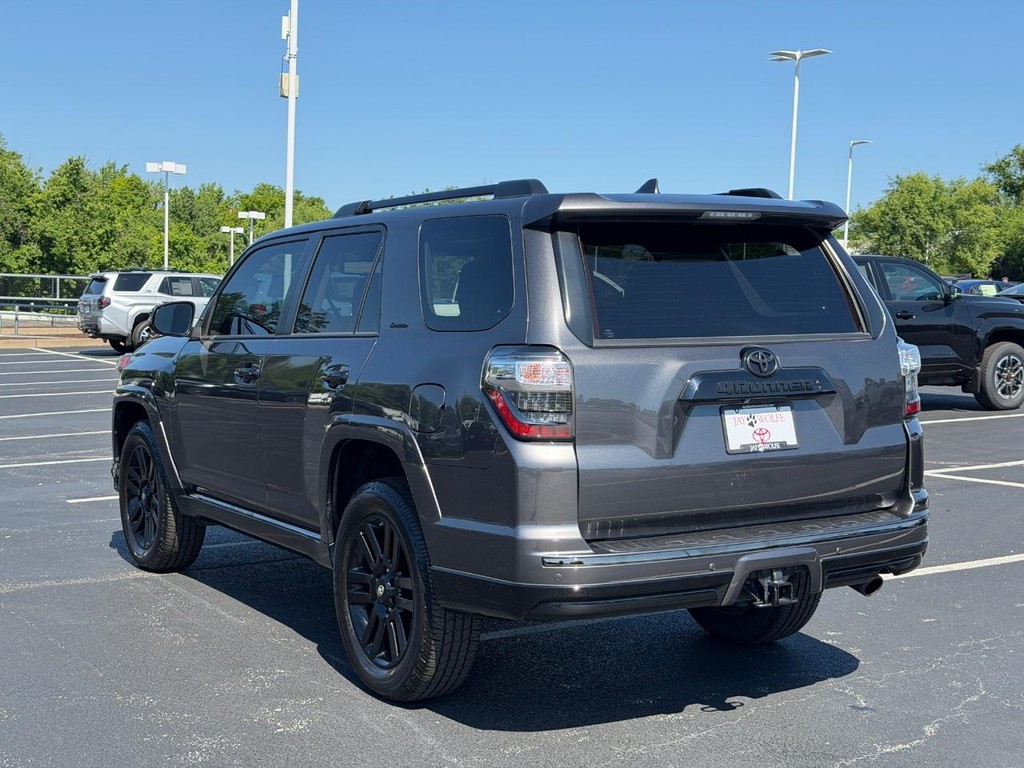 Toyota 4Runner Vehicle Full-screen Gallery Image 06