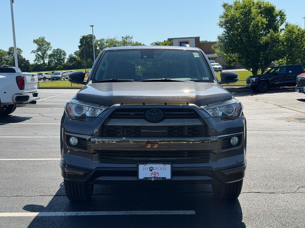 Toyota 4Runner Vehicle Full-screen Gallery Image 09