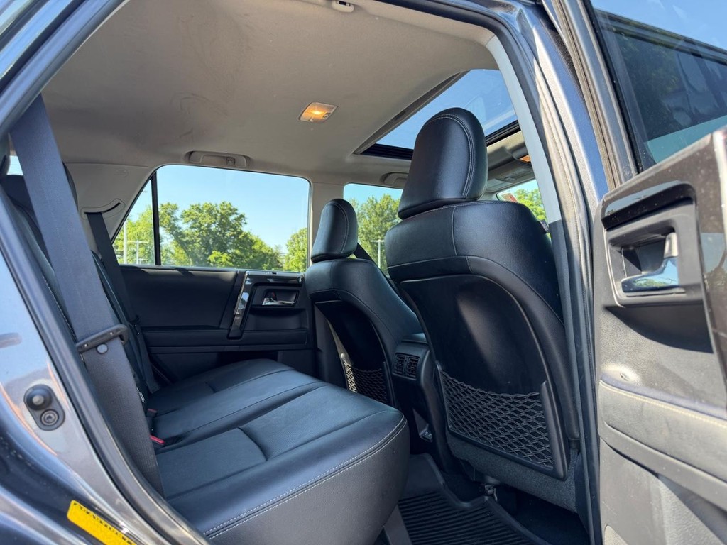 Toyota 4Runner Vehicle Full-screen Gallery Image 10