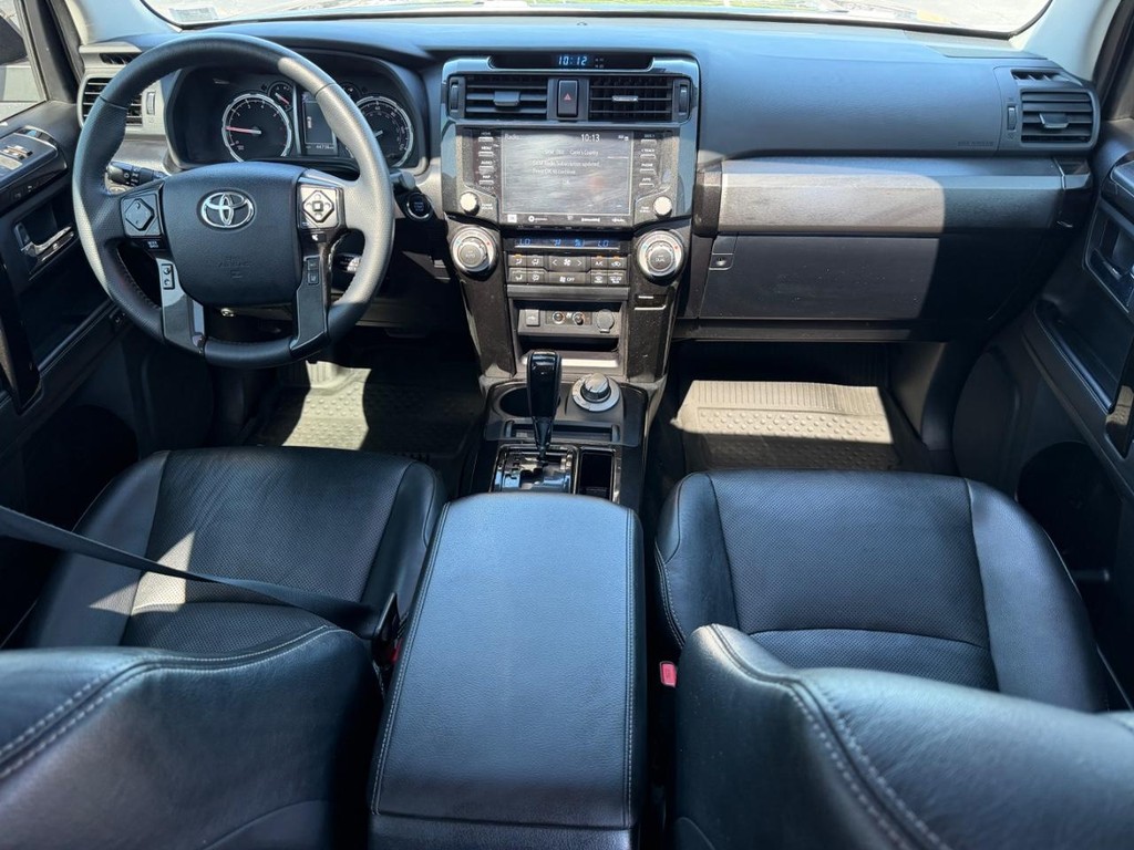 Toyota 4Runner Vehicle Full-screen Gallery Image 11