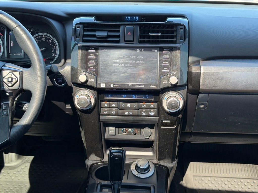 Toyota 4Runner Vehicle Full-screen Gallery Image 13