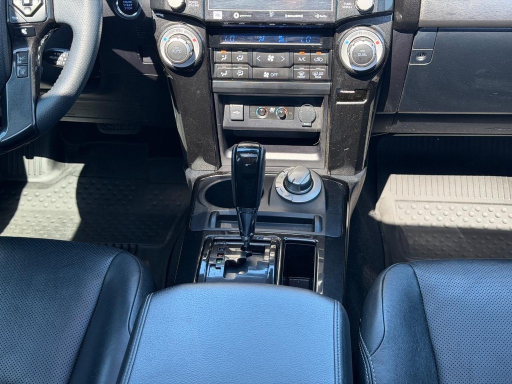 Toyota 4Runner Vehicle Full-screen Gallery Image 14