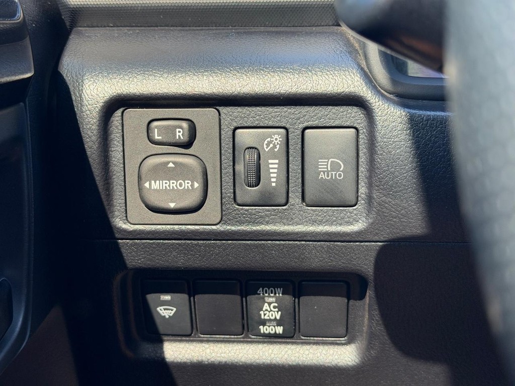Toyota 4Runner Vehicle Full-screen Gallery Image 17