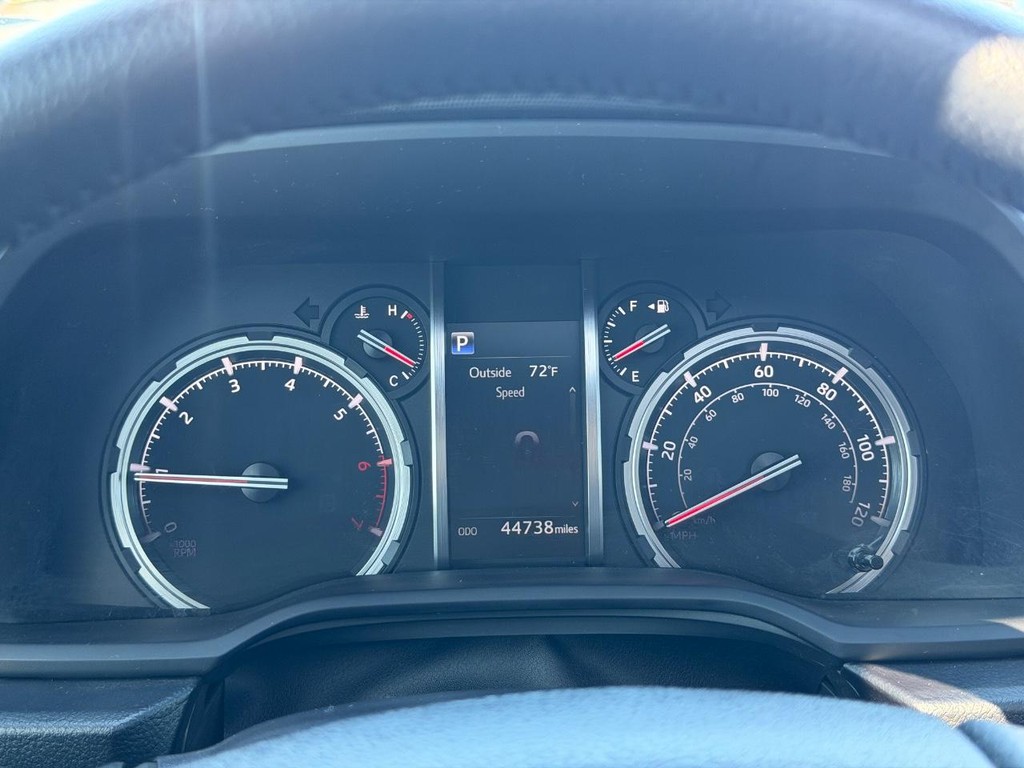 Toyota 4Runner Vehicle Full-screen Gallery Image 20