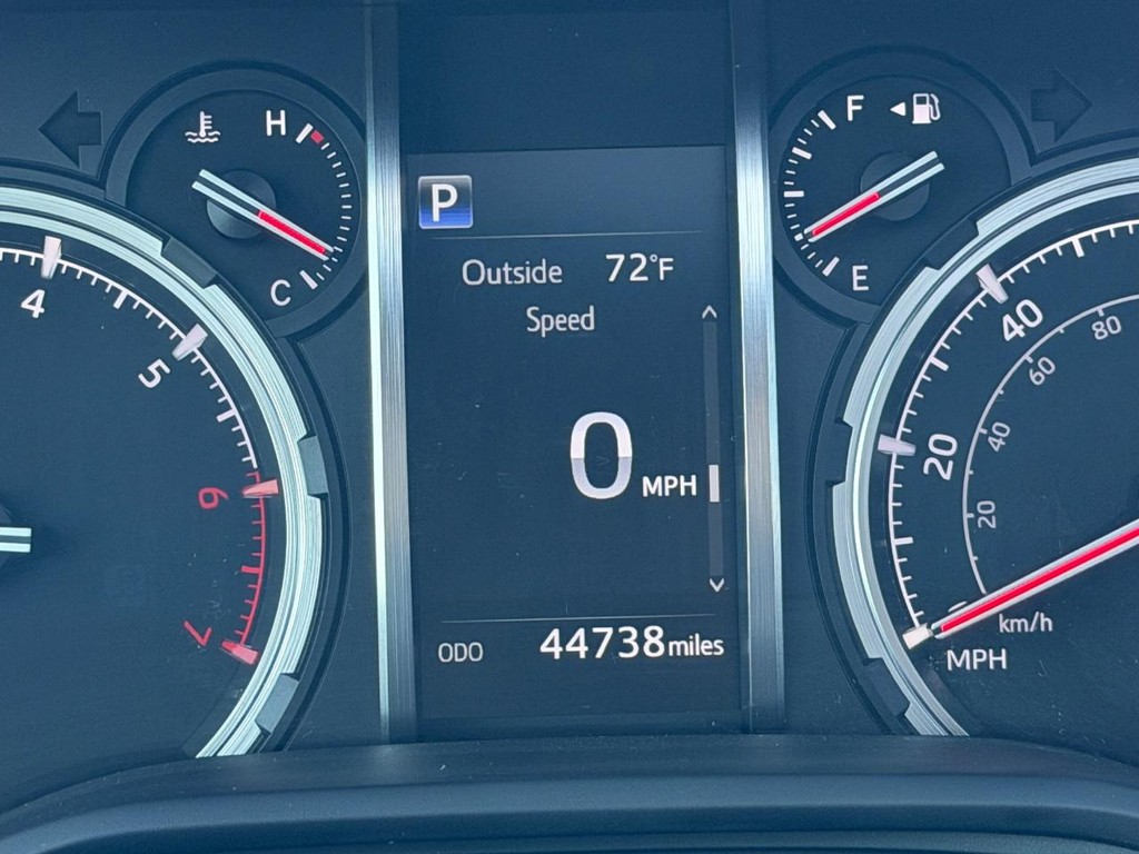 Toyota 4Runner Vehicle Full-screen Gallery Image 21