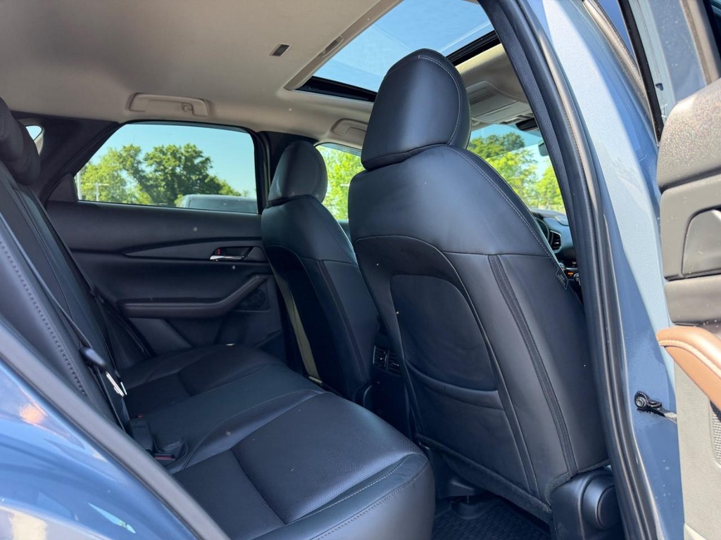 Mazda CX-30 Vehicle Full-screen Gallery Image 07