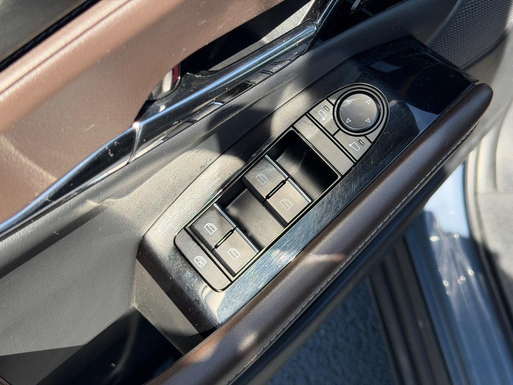 Mazda CX-30 Vehicle Full-screen Gallery Image 12