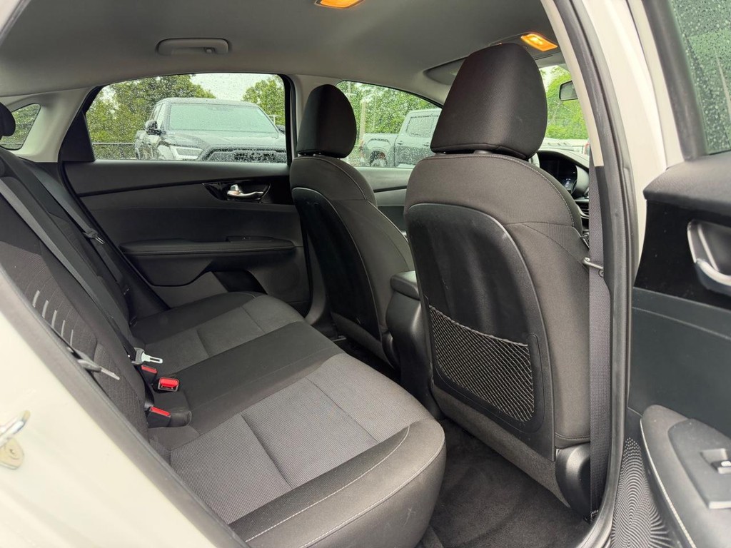 Kia Forte Vehicle Full-screen Gallery Image 10