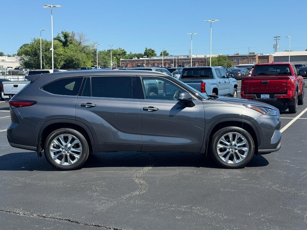 Toyota Highlander Vehicle Full-screen Gallery Image 02