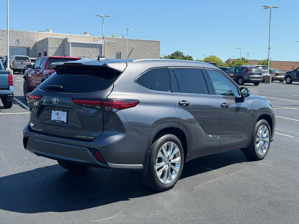 Toyota Highlander Vehicle Full-screen Gallery Image 03