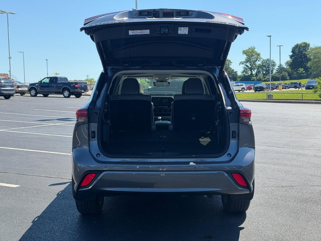 Toyota Highlander Vehicle Full-screen Gallery Image 04