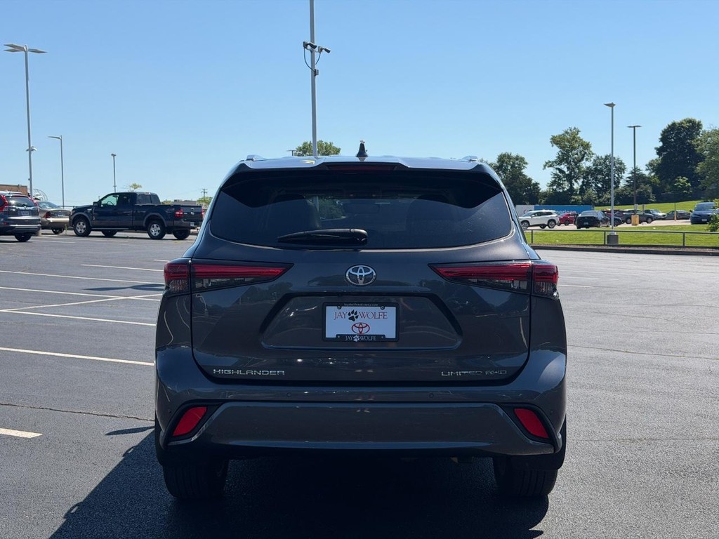 Toyota Highlander Vehicle Full-screen Gallery Image 05