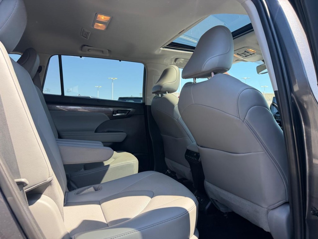 Toyota Highlander Vehicle Full-screen Gallery Image 10