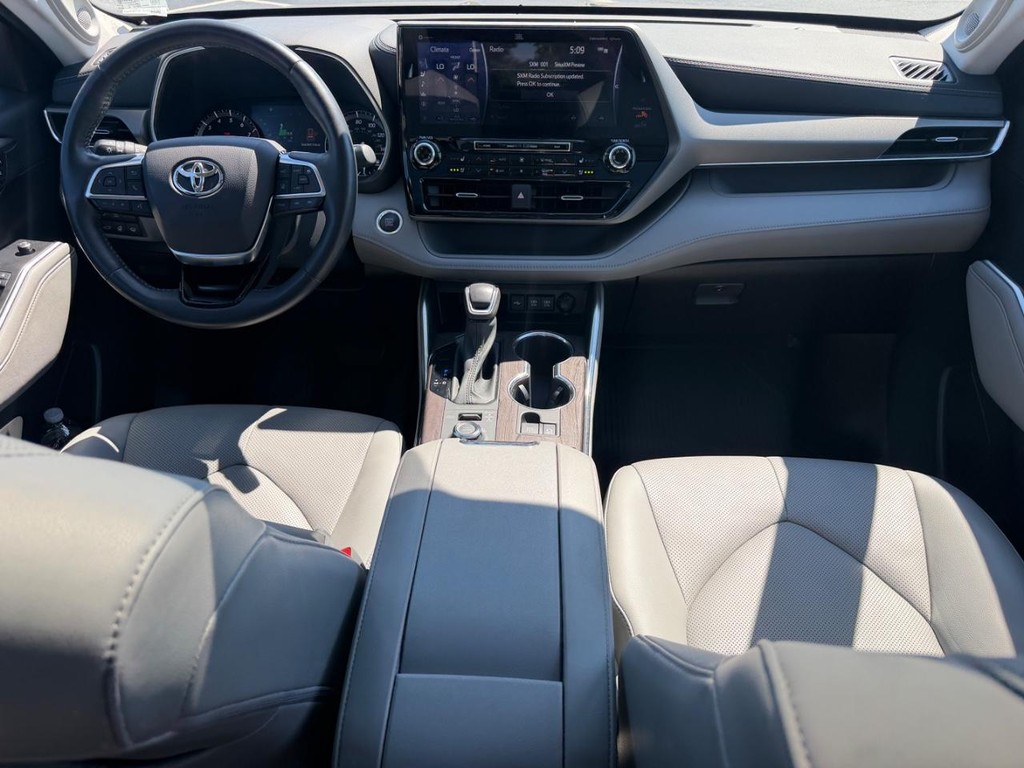 Toyota Highlander Vehicle Full-screen Gallery Image 11