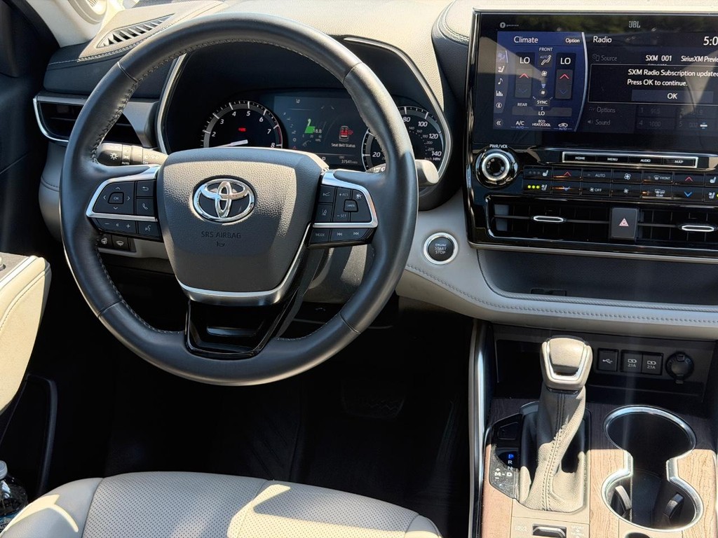 Toyota Highlander Vehicle Full-screen Gallery Image 12