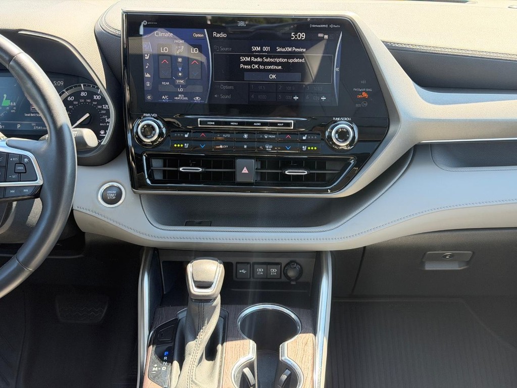 Toyota Highlander Vehicle Full-screen Gallery Image 13