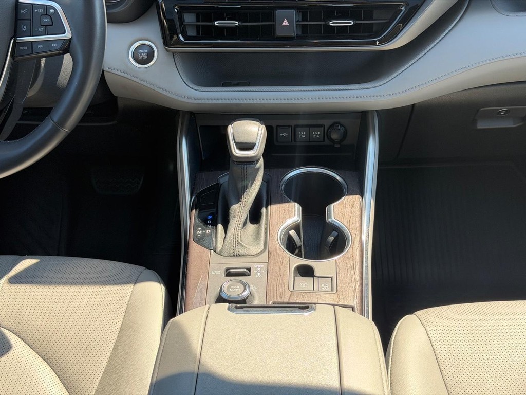 Toyota Highlander Vehicle Full-screen Gallery Image 14
