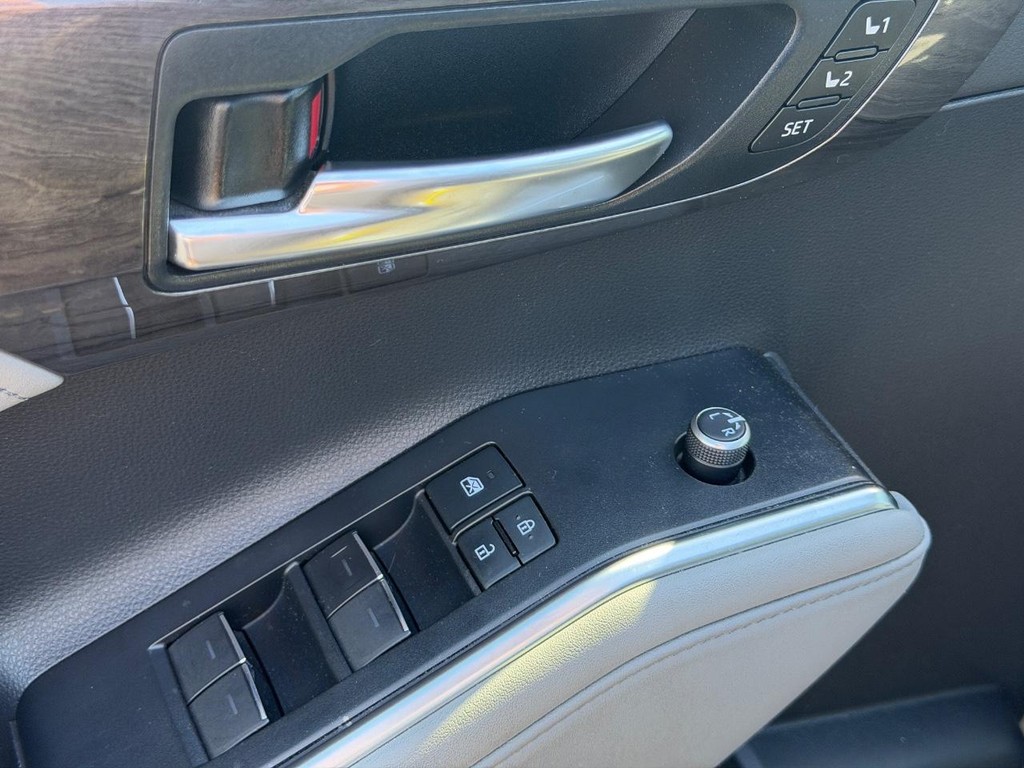 Toyota Highlander Vehicle Full-screen Gallery Image 15